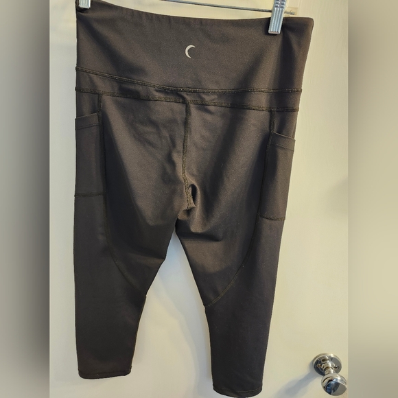 Woman's black cropped zyia capris - Picture 2 of 6